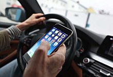 Handy am Steuer - Karl-Josef Hildenbrand/dpa/dpa-tmn
