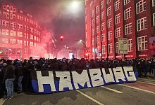 FC St. Pauli - Hamburger SV - HSV-Fanmarsch - Georg Wendt/dpa