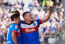 Alexander M&uuml;hling, Steven Skrzybski und Fabian Reese von Holstein Kiel jubeln &uuml;ber das 1:0. - Gregor Fischer/dpa
