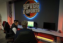 Bei der Gaming-Lounge-Eröffnung von Spvgg. Erkenschwick E-Sports nahm auch der Erkenschwicker Bürgermeister Carsten Wewers (CDU) den Controller in die Hand. - Marcel Kozycki/Spvgg. Erkenschwick E-Sports/dpa