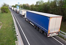 Lkw-Parkplätze auf Autobahn - Sebastian Kahnert/dpa