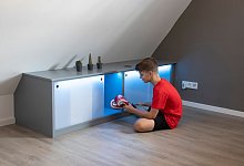 Ein Einbauschrank mit Beleuchtung - Michael M&uuml;ller-M&uuml;nker/Selbst ist der Mann/dpa-tmn