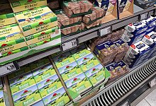 Themenbild - Einkaufen im Einzelhandel, Supermarkt, Discounter, Verkaufsregal mit Lebensmittel, Nahrungsmittel - picture alliance / Eibner-Pressefoto