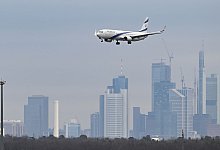 Flieger vor Frankfurter Skyline - Arne Dedert/dpa
