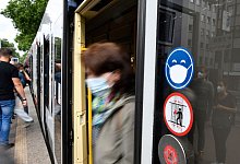 Die Gesundheits&auml;mter meldeten dem RKI zuletzt 58 neue Corona-Todesf&auml;lle. - Roberto Pfeil/dpa