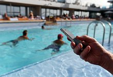 Telefonieren und Surfen auf See - Foto: Andrea Warnecke/dpa-tmn