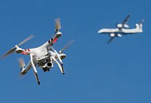 Drohne und Flugzeug - Julian Stratenschulte/dpa