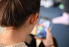 Frau am Handy - Niklas Graeber/dpa