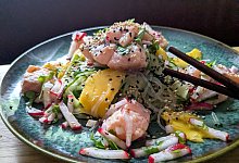 Glasnudelsalat mit Lachs Ceviche - Doreen hassek/hauptstadtkueche.blogspot.com/dpa-tmn