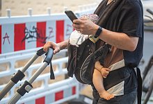 Vater mit Baby in der Trage - Fernando Gutierrez-Juarez/dpa