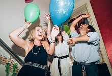 Vier Personen feiern Silvester - Eugenio Marongiu/Westend61/dpa-tmn