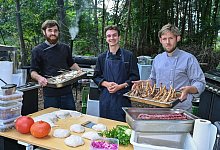 Emil Petersen (l-r), Simon Ortel und Ricco Stiehn sind die drei Jungs von der Eberswalder Kochkommode, hier bei einem Event in einer Parkanlage. - Patrick Pleul/dpa