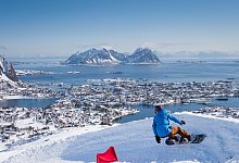 Snowboarder im Skigebiet Kongstind bei Svolv&aelig;r auf den Lofoten - Kristin Folsland Olsen/Visitnorway.com/dpa-tmn