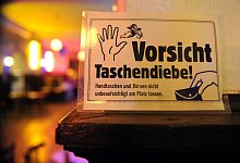 Taschendiebstähle Symbolbild - Jens Kalaene/dpa