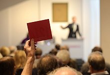 Mitbieten bei einer Auktion - Wolfgang Kumm/dpa/dpa-tmn