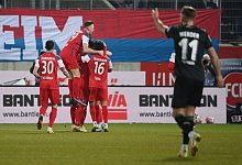 St&uuml;rmer Niclas F&uuml;llkrug (r) und seine Bremer mussten in Heidenheim eine Niederlage einstecken. - Marijan Murat/dpa