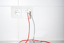 Lithium-Ionen-Akkus nicht alleine laden lassen - Zacharie Scheurer/dpa-tmn/dpa