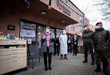 Kramp-Karrenbauer besucht Altenheim - Foto: Kay Nietfeld/dpa