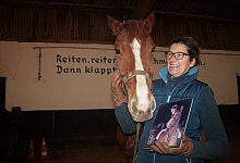 Sehen sich zum Verwechseln &auml;hnlich: das Olympiapferd "Welfenkrone" (auf dem Foto) und die Westfalenstute "Arizona" mit Besitzerin Sylvia Klatt. - Sylvia Frevert