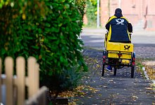 Fahrrad der Post - Philipp Schulze/dpa