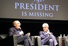 Bill Clinton und James Patterson - Foto: Johannes Schmitt-Tegge/dpa