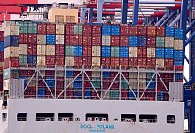Containerschiff - Damian Dovarganes/AP/dpa