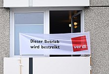 Streik-Banner - Bernd Weißbrod/dpa