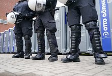 Polizisten vor Toiletten beim Spiel FC St. Pauli - Hansa Rostock - Marcus Brandt/dpa