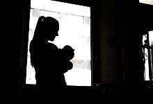 Frau mit Neugeborenem - Sina Schuldt/dpa