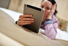 Eine Frau schaut auf ein iPad - Foto: picture alliance / Felix K&auml;stle/dpa