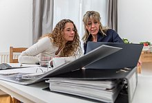 Zwei Frauen schauen auf einen Laptop - Christin Klose/dpa-tmn
