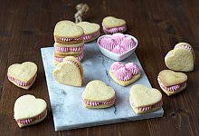 Herzkekse mit Minzfüllung - Mareike Pucka/biskuitwerkstatt.de/dpa-tmn