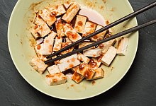 Tofu mit Marinade und St&auml;bchen in einer Sch&uuml;ssel. - Foto: Franziska Gabbert/dpa-tmn