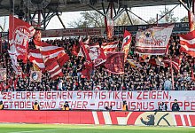 Fans des FC Bayern &auml;u&szlig;ern sich zum Thema Stadionsicherheit. - Andreas Gora/dpa