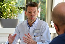 Den Chefarzt der Neurologie in Bethel, Professor Wolf-R&uuml;diger Sch&auml;bitz, belastet der Fall in seinem Haus stark.&nbsp; - Andreas Zobe