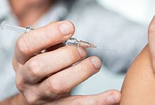 Betriebsarzt verabreicht eine Grippeschutzimpfung - Zacharie Scheurer/dpa-tmn