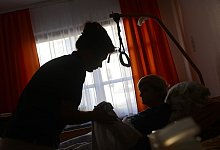 Pflegerin k&uuml;mmert sich um eine Seniorin - Jens Kalaene/dpa-Zentralbild/dpa-tmn