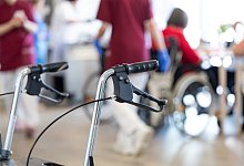 Alltagshilfen im Seniorenheim - Gemeinschaft und Betreuung im Aufenthaltsraum - picture alliance / Fotostand