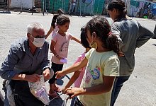 Ein Mitarbeiter der NGO "Seafish Foundation" k&uuml;mmert sich um die vielen Kinder im Lager. - Hammer Forum