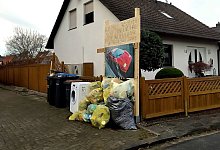 Das Schild wurde vor kurzem am Zaun&nbsp; als Schutz aufgebaut. - Michael Grundmeier