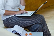 Eine Geschäftsfrau am Laptop - Patrick Pleul/dpa-Zentralbild/dpa