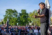 Bundeswirtschaftsminister Robert Habeck (B&uuml;ndnis 90/Die Gr&uuml;nen) im Gespr&auml;ch mit der Belegschaft der PCK Raffinerie. - Monika Skolimowska/dpa