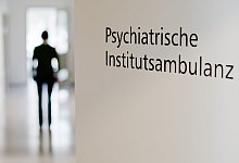 Mitarbeiterin steht in der Psychiatrischen Institutsambulanz - Julian Stratenschulte/dpa/dpa-tmn