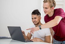 Online-Check - Foto: Christin Klose/dpa-tmn