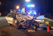 Bei einer Massenkarambolage auf der Landstraße 776 in Höhe des Flughafens Paderborn/Lippstadt wurde am Samstagabend eine Person getötet. Sechs weitere wurden verletzt, zwei von ihnen schwer. - Ralph Meyer