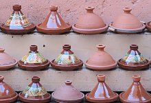 Tajinen auf einem Markt in Marrakesch - Daniela David/dpa-tmn