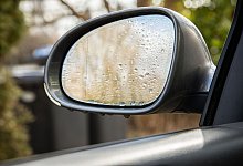 Wassertropfen sind an einem Seitenspiegel zu sehen - Christin Klose/dpa-tmn