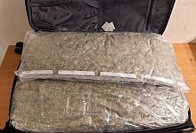 Ein Koffer voller Marihuana: In Tansania ist der mutmaßliche Boss einer Drogenbande aus Brandenburg festgenommen worden. - -/Bundespolizei/dpa