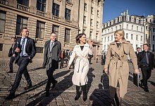 Au&szlig;enministerin Annalena Baerbock, Lettlands Au&szlig;enminister Edgars Rinkevics, Estlands Au&szlig;enministerin Eva-Maria Liimets und Litauens Au&szlig;enminister Gabrielius Landsbergis (l) in der Altstadt von Riga. - Michael Kappeler/dpa