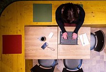 Frau mit Laptop - Sebastian Kahnert/dpa